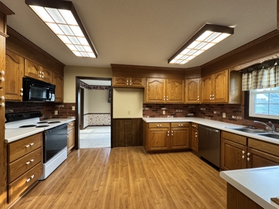 Beautiful and Spacious 4 Bedroom Home for Sale! - image 8