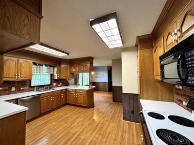 Beautiful and Spacious 4 Bedroom Home for Sale! - image 31