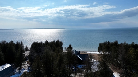 Custom Log Home on Lake Huron Hessel, MI Mackinac County Michigan - image 6