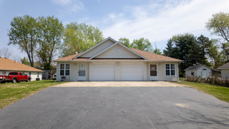 Fully Rented Duplexes for sale in Prime Mountain View Location - image 3