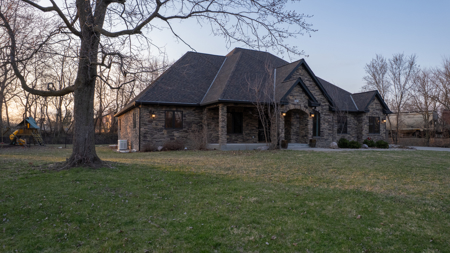 Exquisite Executive Home for Sale in Albia, Iowa - image 2