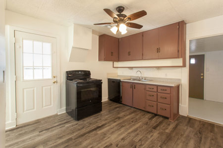 Spacious 4-Bedroom Clinton Home with Storm Shelter | Route 66 - image 8