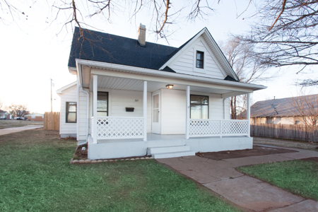 Spacious 4-Bedroom Clinton Home with Storm Shelter | Route 66 - image 1