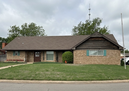 Home for Sale Cordell Oklahoma 4 bedroom 2.5 bath over 2000 sq ft - image 2