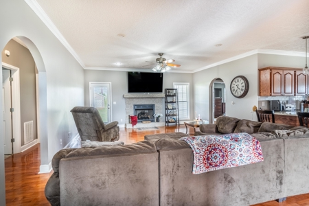 Country Home with Guest Cottage on 3.2 acres - image 7