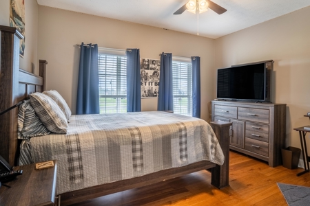 Country Home with Guest Cottage on 3.2 acres - image 25
