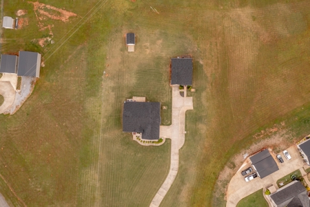 Country Home with Guest Cottage on 3.2 acres - image 4