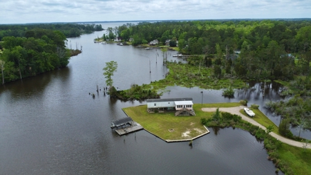 Waterfront Getaway with Views, Boathouse & Ramp Access - image 37