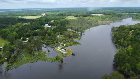 Waterfront Getaway with Views, Boathouse & Ramp Access - image 38