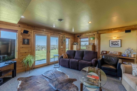 Eastern Oregon Three Bedroom Home Outside of Hines - image 8
