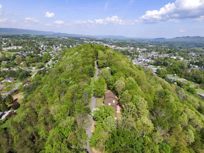 Home For Sale In Exclusive Neighborhood In Wytheville VA - image 3