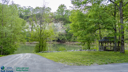 Riverfront Home in Albany, Kentucky - image 19