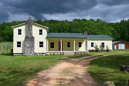 Estate on 162 Acres for Sale in Linden, Tennessee - image 1