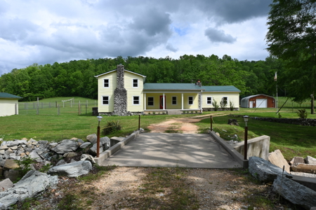 Estate on 162 Acres for Sale in Linden, Tennessee - image 2