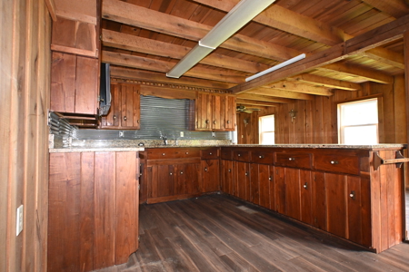 Estate on 162 Acres for Sale in Linden, Tennessee - image 16