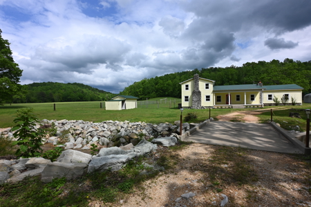 Estate on 162 Acres for Sale in Linden, Tennessee - image 3