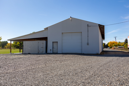 Riverfront Custom Home for Sale in Colorado - image 7