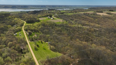 Mississippi River Hilltop Cabin for Sale in Crawford County, WI - image 2