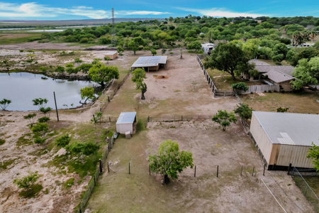 Unique Contemporary Nueces River Front Home - image 40