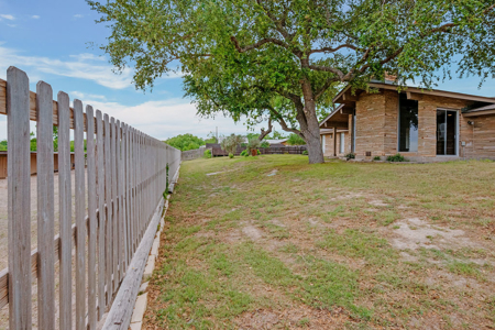 Unique Contemporary Nueces River Front Home - image 22