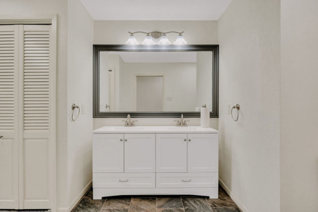 Unique Contemporary Nueces River Front Home - image 12