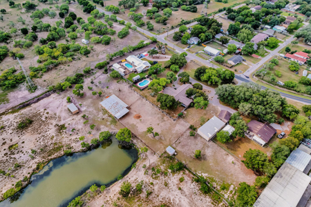 Unique Contemporary Nueces River Front Home - image 35