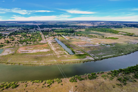 Unique Contemporary Nueces River Front Home - image 34