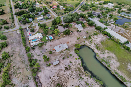 Unique Contemporary Nueces River Front Home - image 36