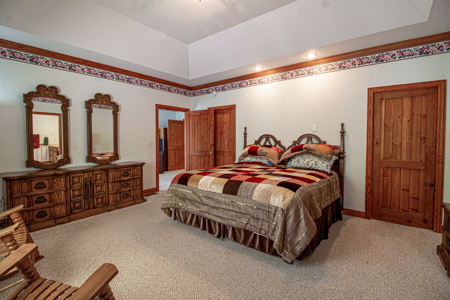 Secluded Log Home in Pines on 35 Private Acres - image 11