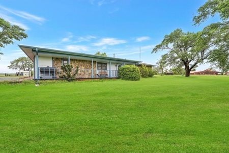 Country Home For Sale Near Cordell, Oklahoma - image 3