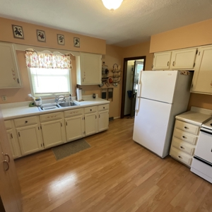 Charming 3-Bedroom Raised Ranch on a Corner Lot in Shenandoah! - image 16