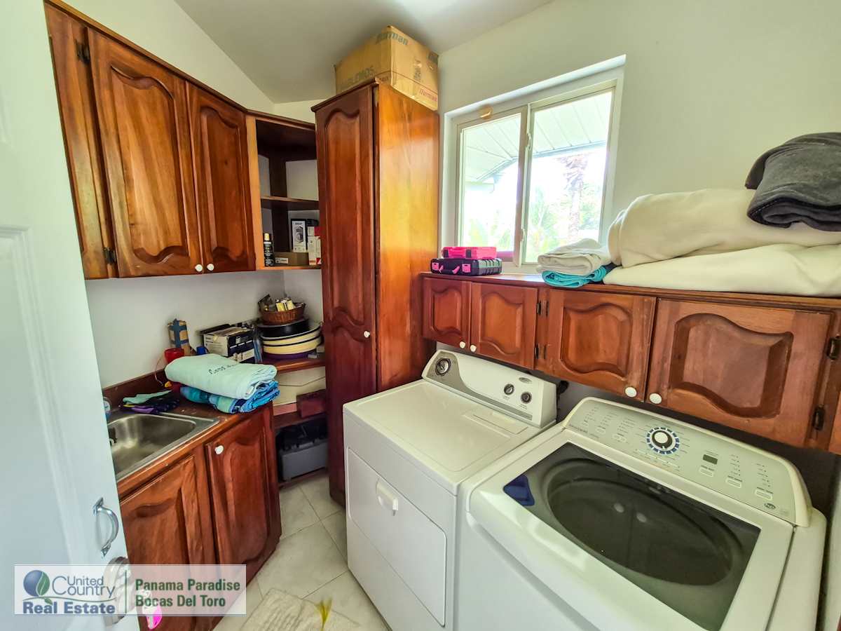 Paunch Beach Waterfront Estate, Dual Homes + Rentals — Isla Colón - 36