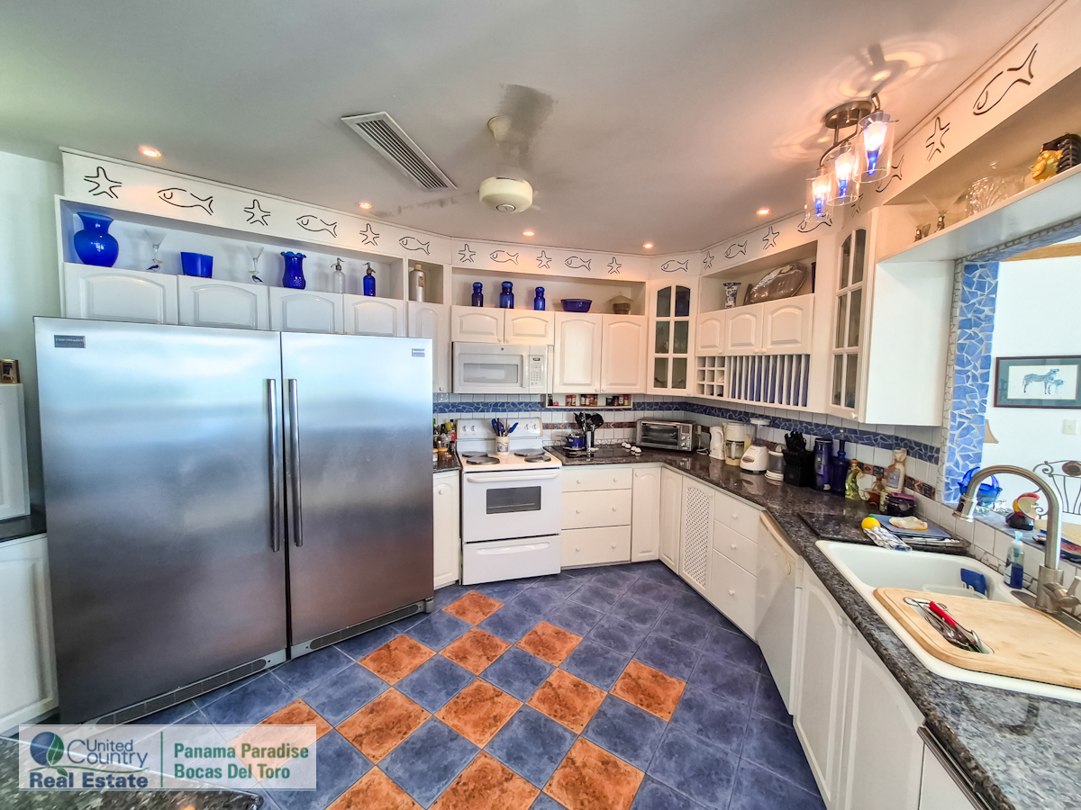 Paunch Beach Waterfront Estate, Dual Homes + Rentals — Isla Colón - 15