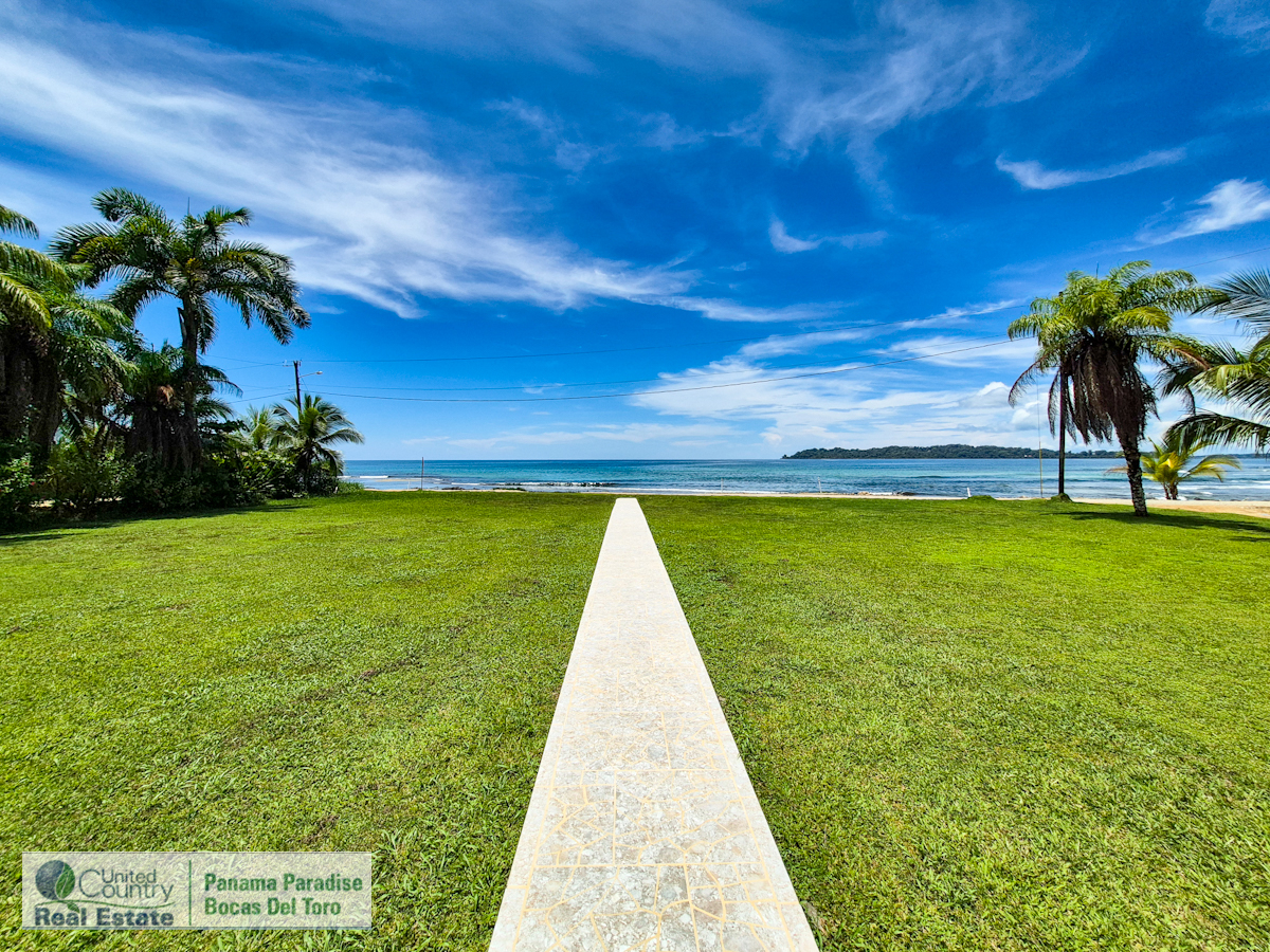 Paunch Beach Waterfront Estate, Dual Homes + Rentals — Isla Colón - 4