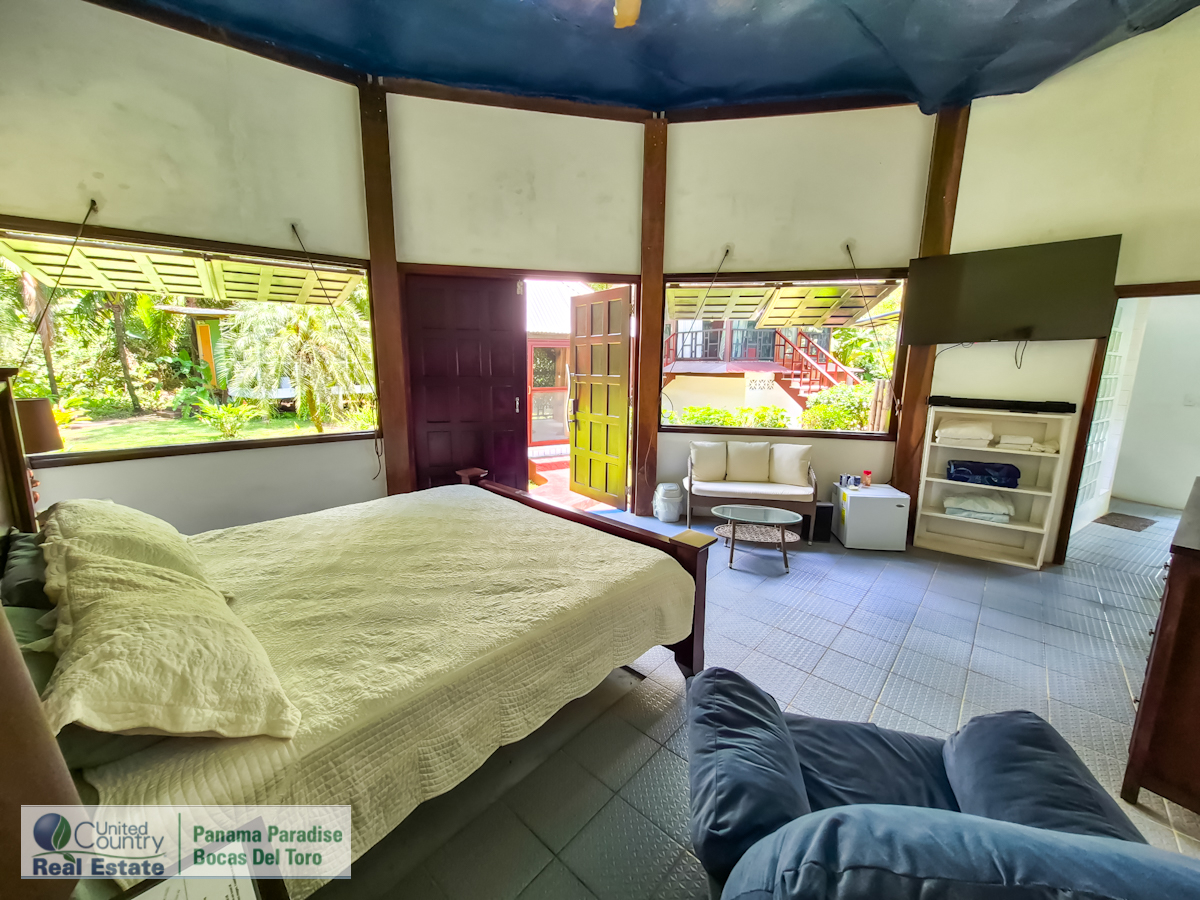 Paunch Beach Waterfront Estate, Dual Homes + Rentals — Isla Colón - 41