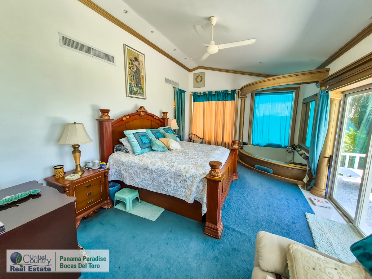 Paunch Beach Waterfront Estate, Dual Homes + Rentals — Isla Colón - 29
