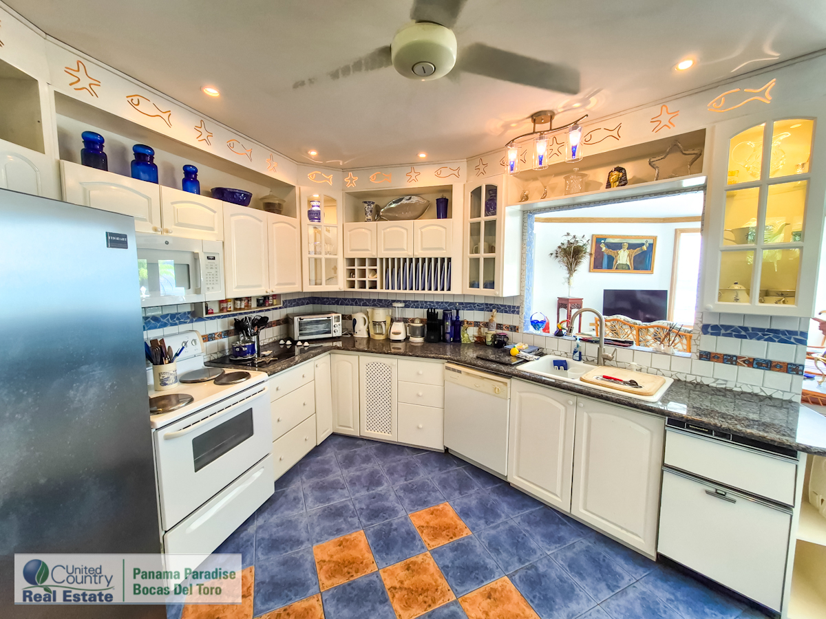 Paunch Beach Waterfront Estate, Dual Homes + Rentals — Isla Colón - 16