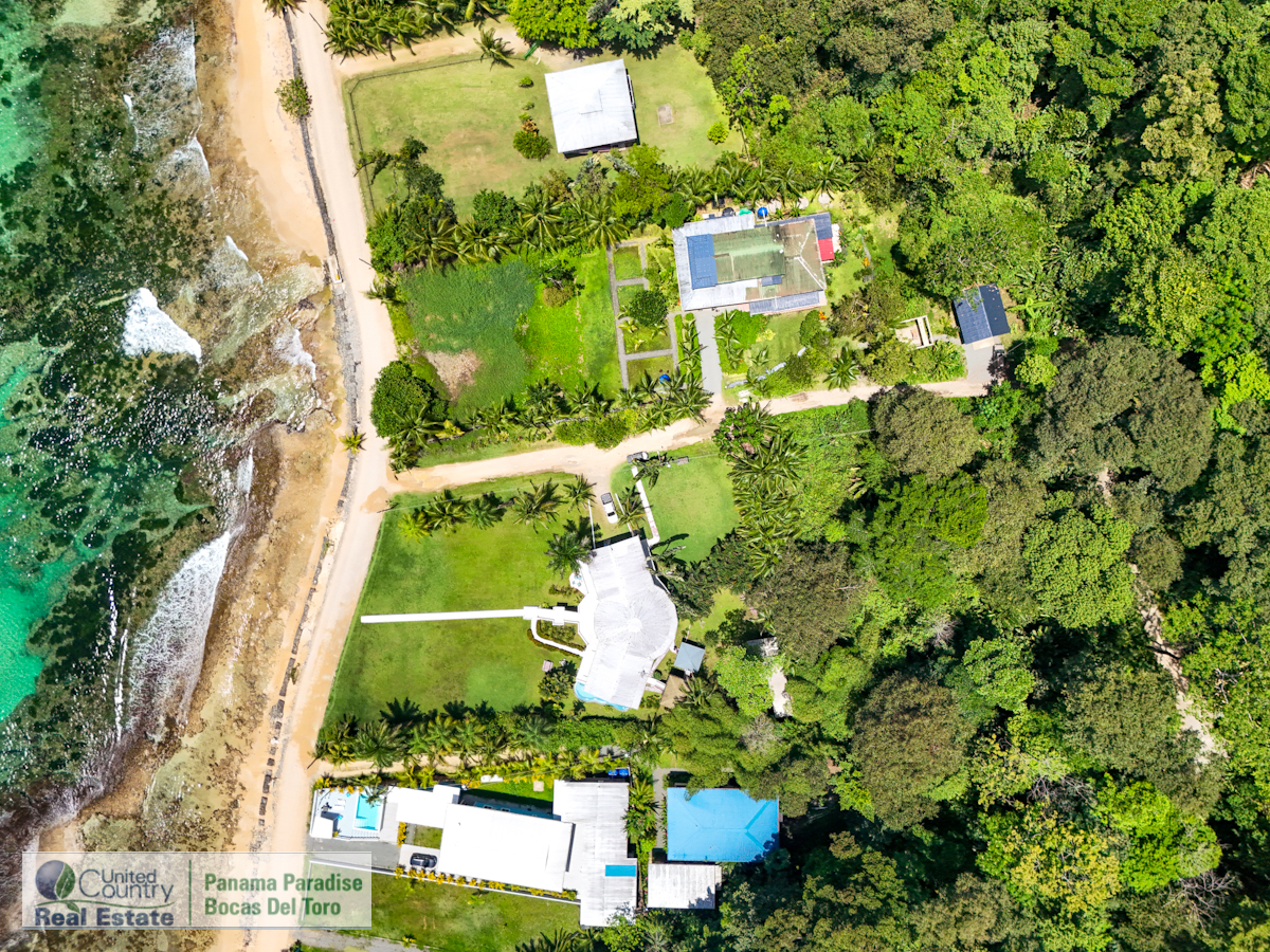 Paunch Beach Waterfront Estate, Dual Homes + Rentals — Isla Colón - 5