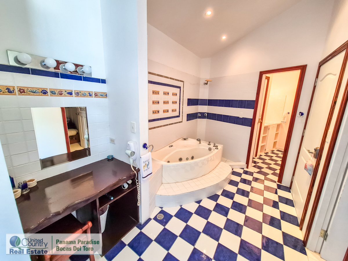 Paunch Beach Waterfront Estate, Dual Homes + Rentals — Isla Colón - 25