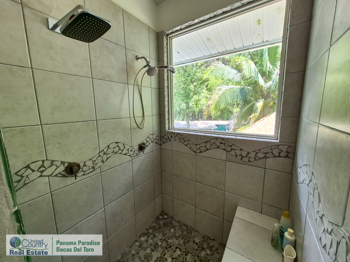 Paunch Beach Waterfront Estate, Dual Homes + Rentals — Isla Colón - 34