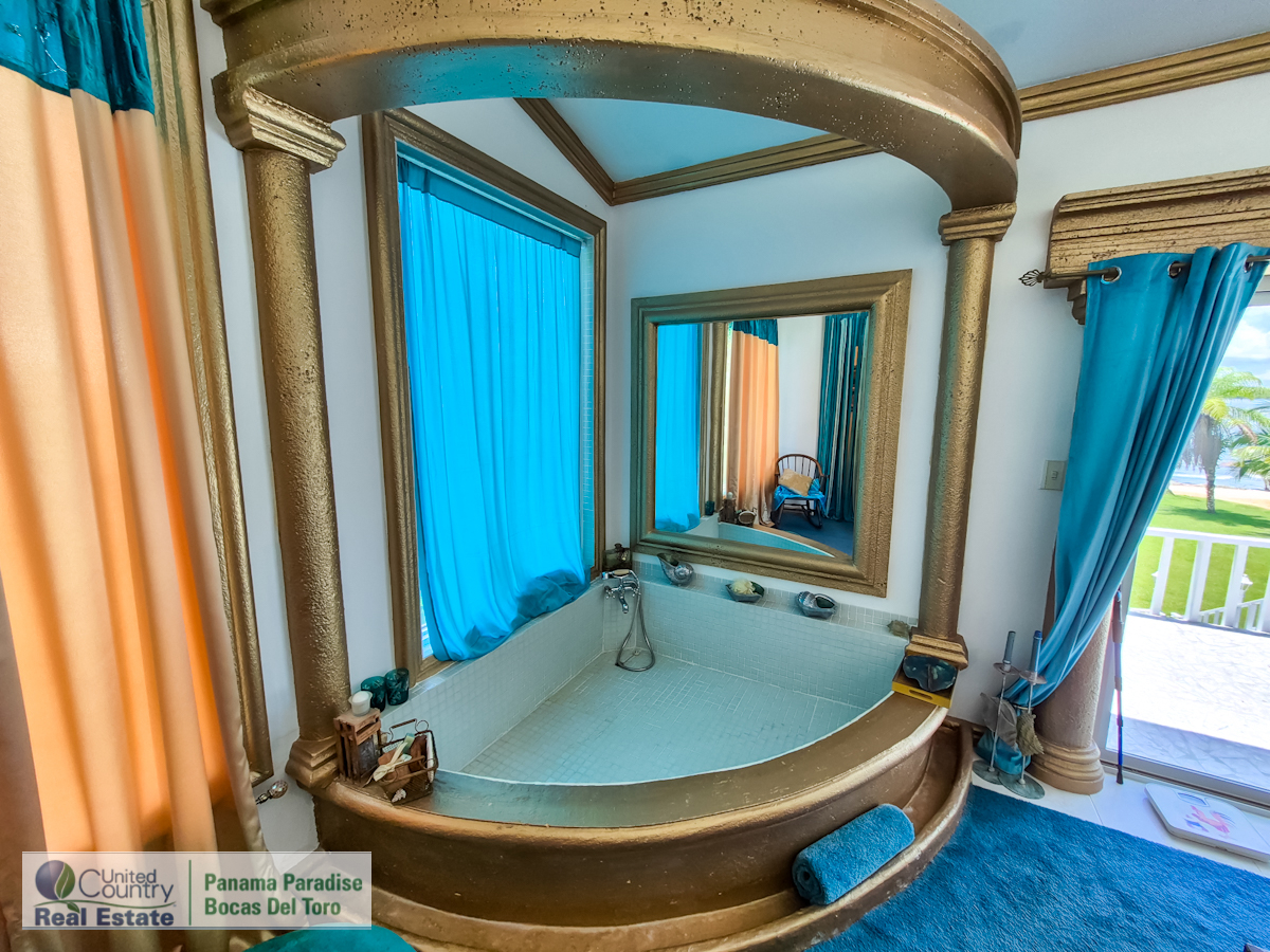 Paunch Beach Waterfront Estate, Dual Homes + Rentals — Isla Colón - 31