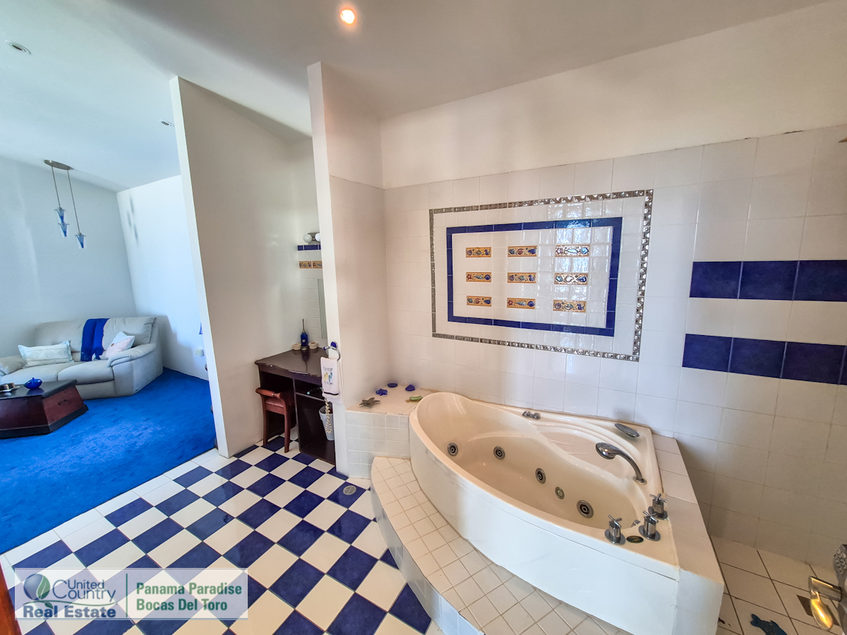 Paunch Beach Waterfront Estate, Dual Homes + Rentals — Isla Colón - 24