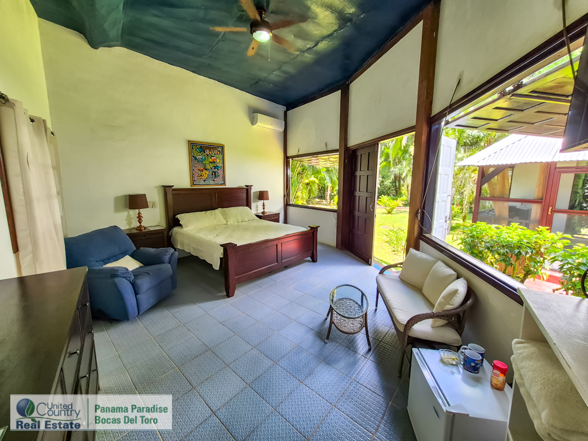 Paunch Beach Waterfront Estate, Dual Homes + Rentals — Isla Colón - 40
