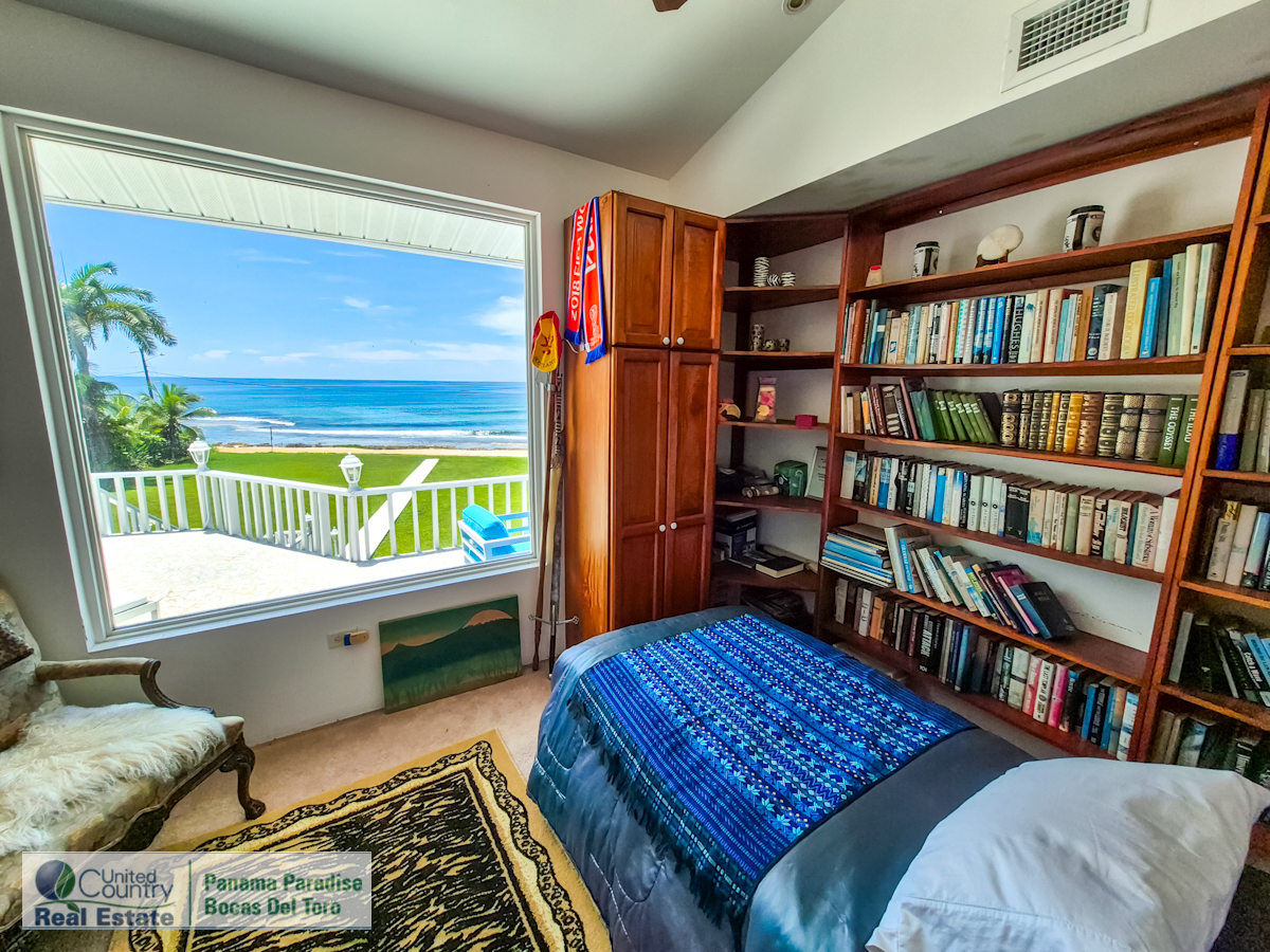 Paunch Beach Waterfront Estate, Dual Homes + Rentals — Isla Colón - 23