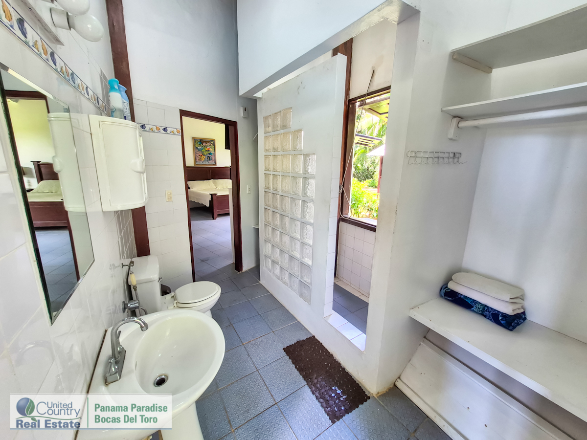 Paunch Beach Waterfront Estate, Dual Homes + Rentals — Isla Colón - 42