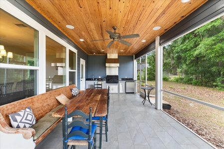 Luxurious Home on Large Corner Lot - image 14
