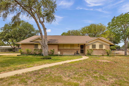 Home sitting on half acre lot in Calallen, Corpus Christi, TX - image 1