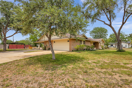 Home sitting on half acre lot in Calallen, Corpus Christi, TX - image 3
