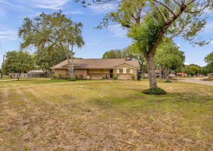 Home sitting on half acre lot in Calallen, Corpus Christi, TX - image 4