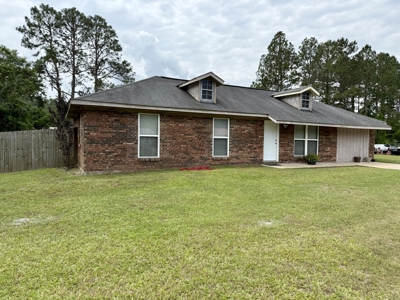 Home for sale with 4 Bed/1Bath in Geneva, Alabama in town - image 11
